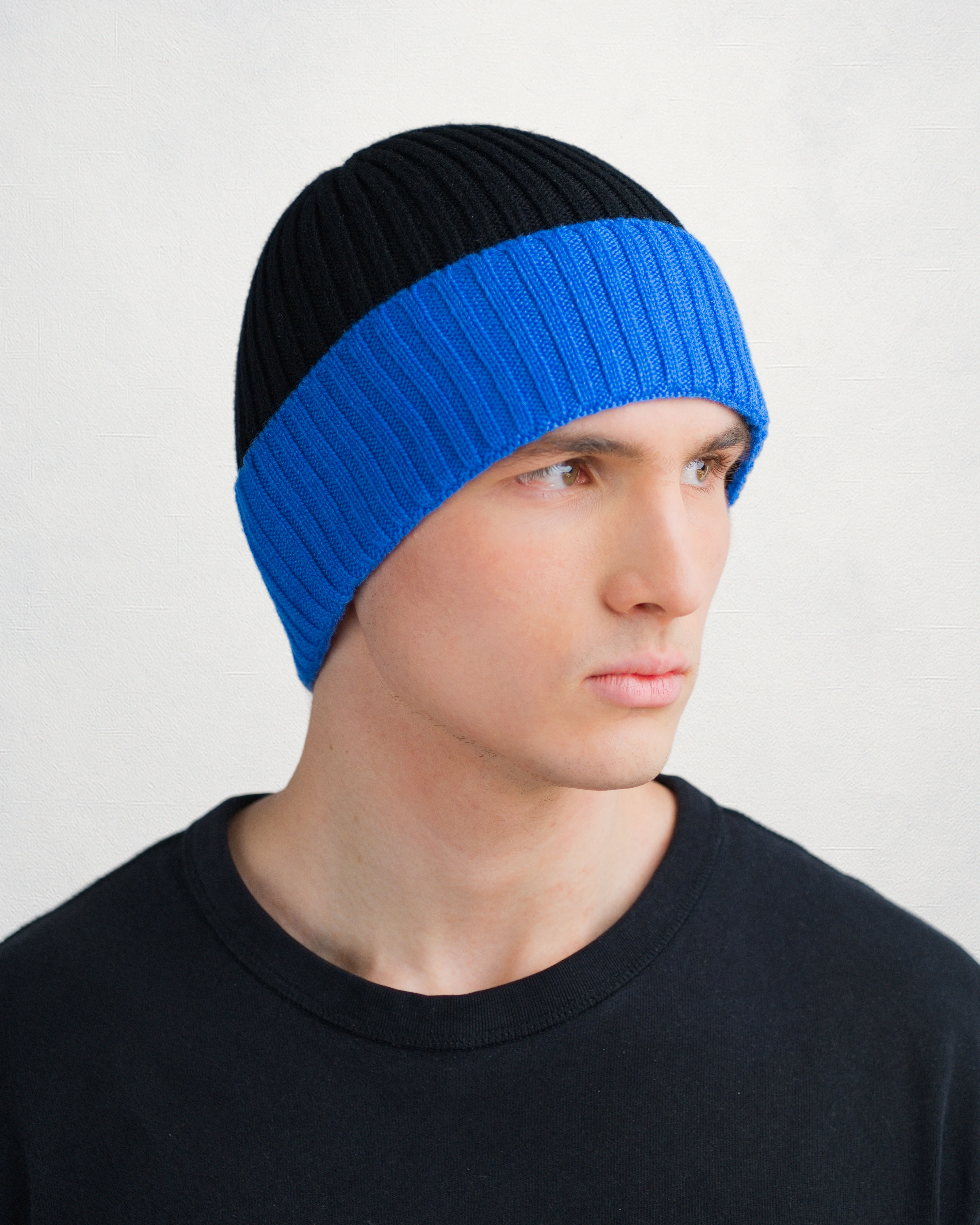 Nuit – Cashmere Beanie in Schwarz und Blau