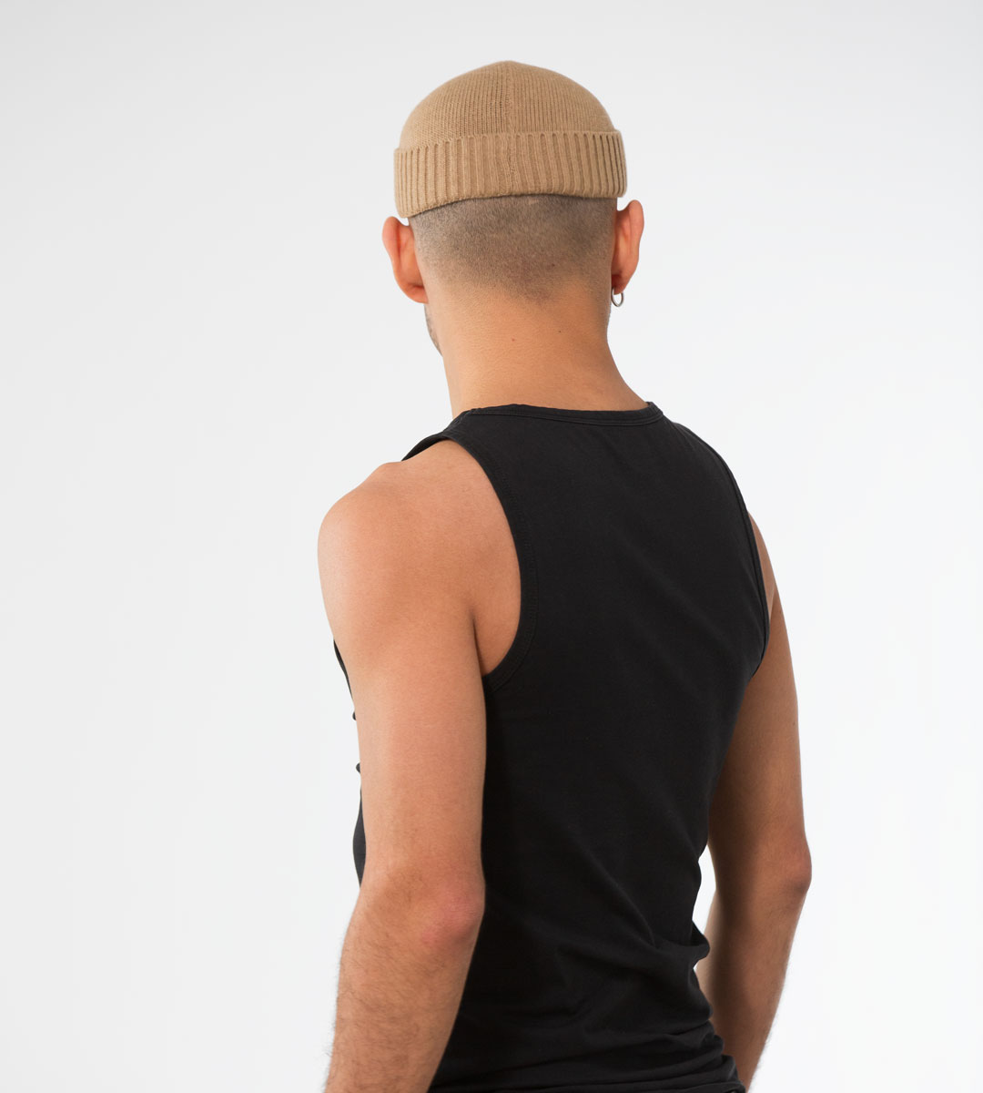 Schwarzes Herren-Tanktop aus Baumwolle, Rückansicht, kombiniert mit beiger Strickmütze