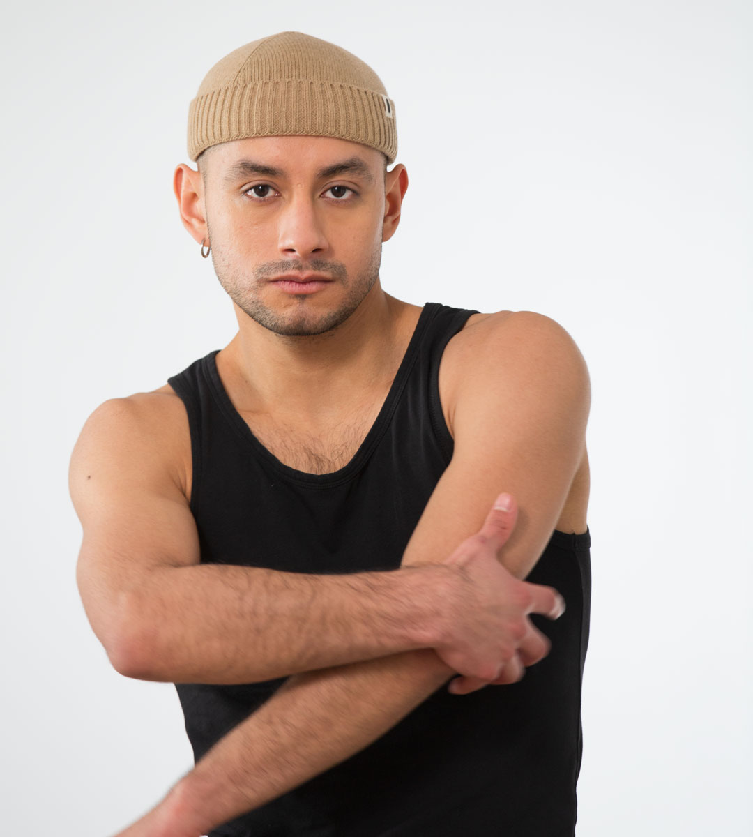 Mann trägt eine gerippte Docker-Mütze in Beige aus Strickstoff