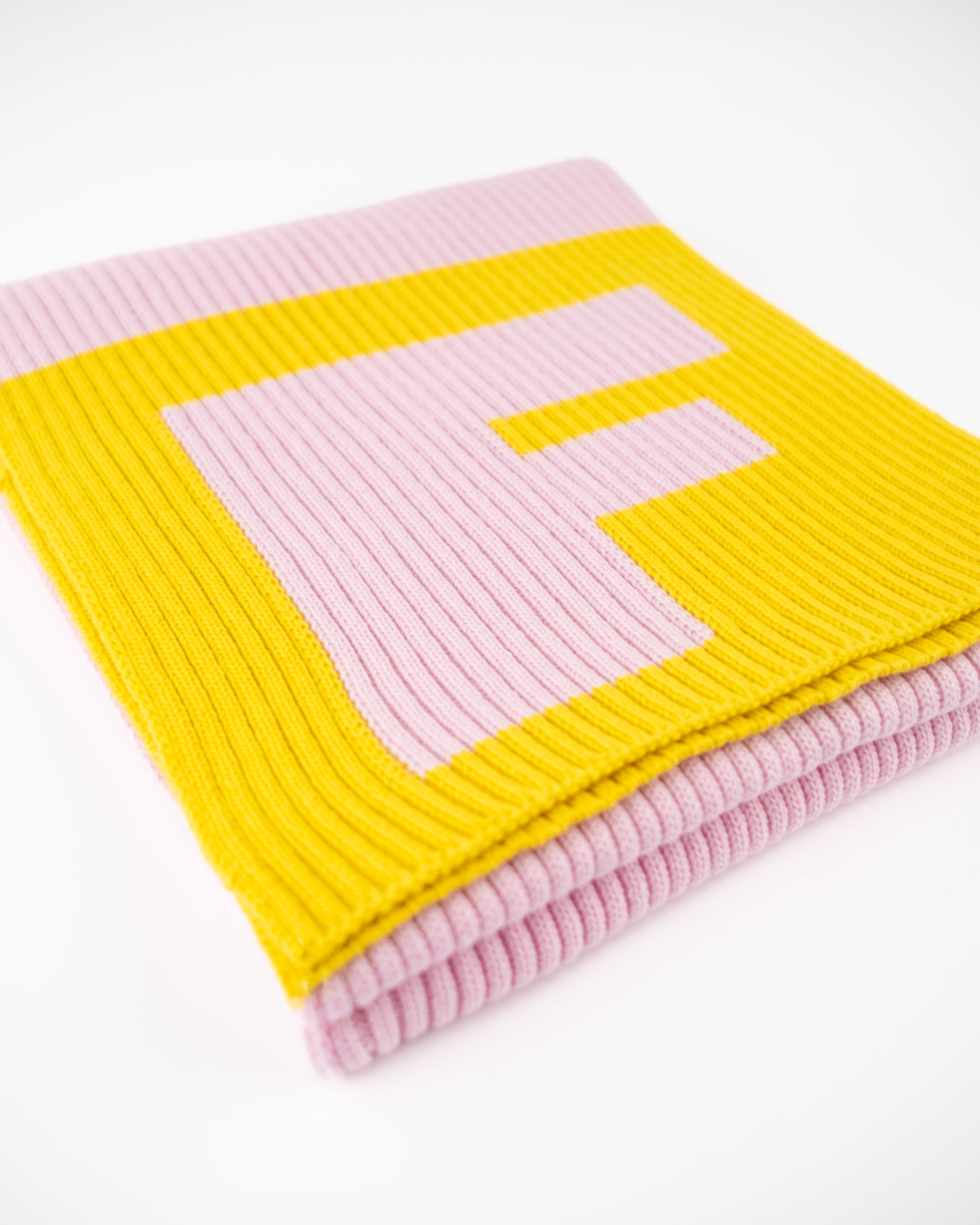 Typo-Schal aus kardierter Merinowolle in Rosa und Gelb