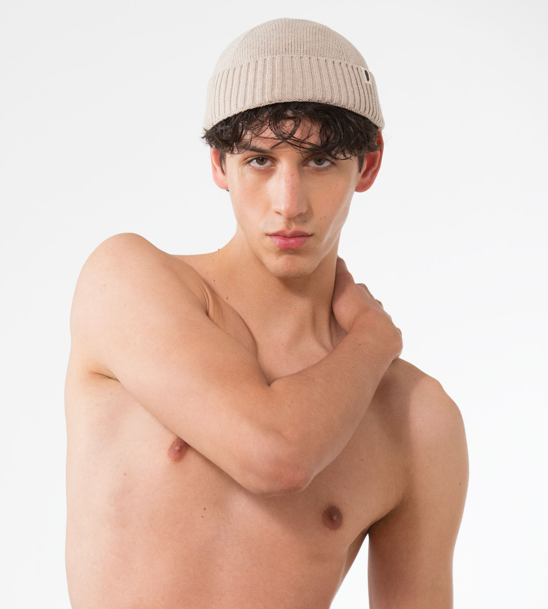 Beigefarbene gerippte Strickmütze mit kleinem Logo-Patch