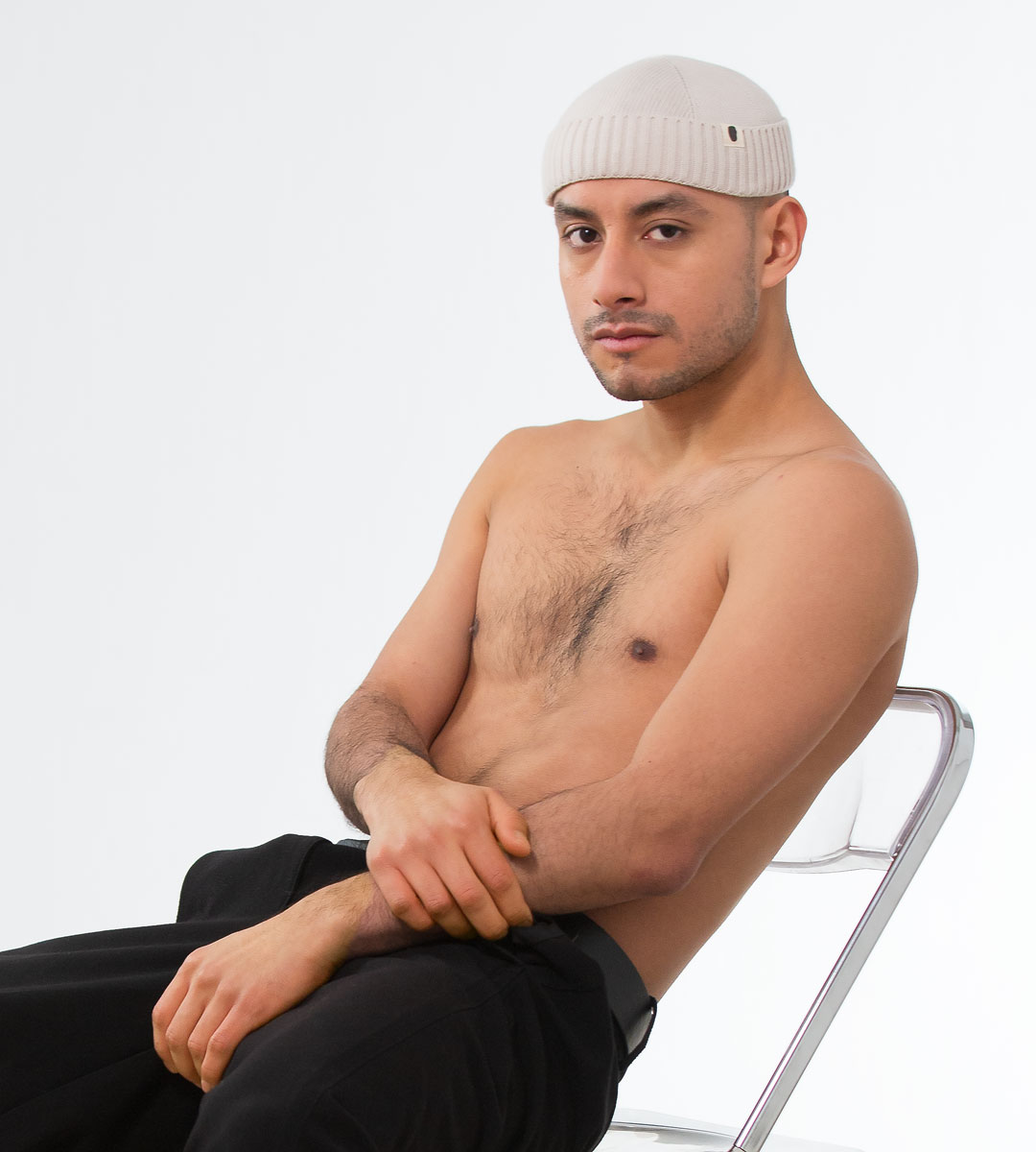 Beige gerippte Kufi-Mütze aus Strickstoff, getragen von einem Mann