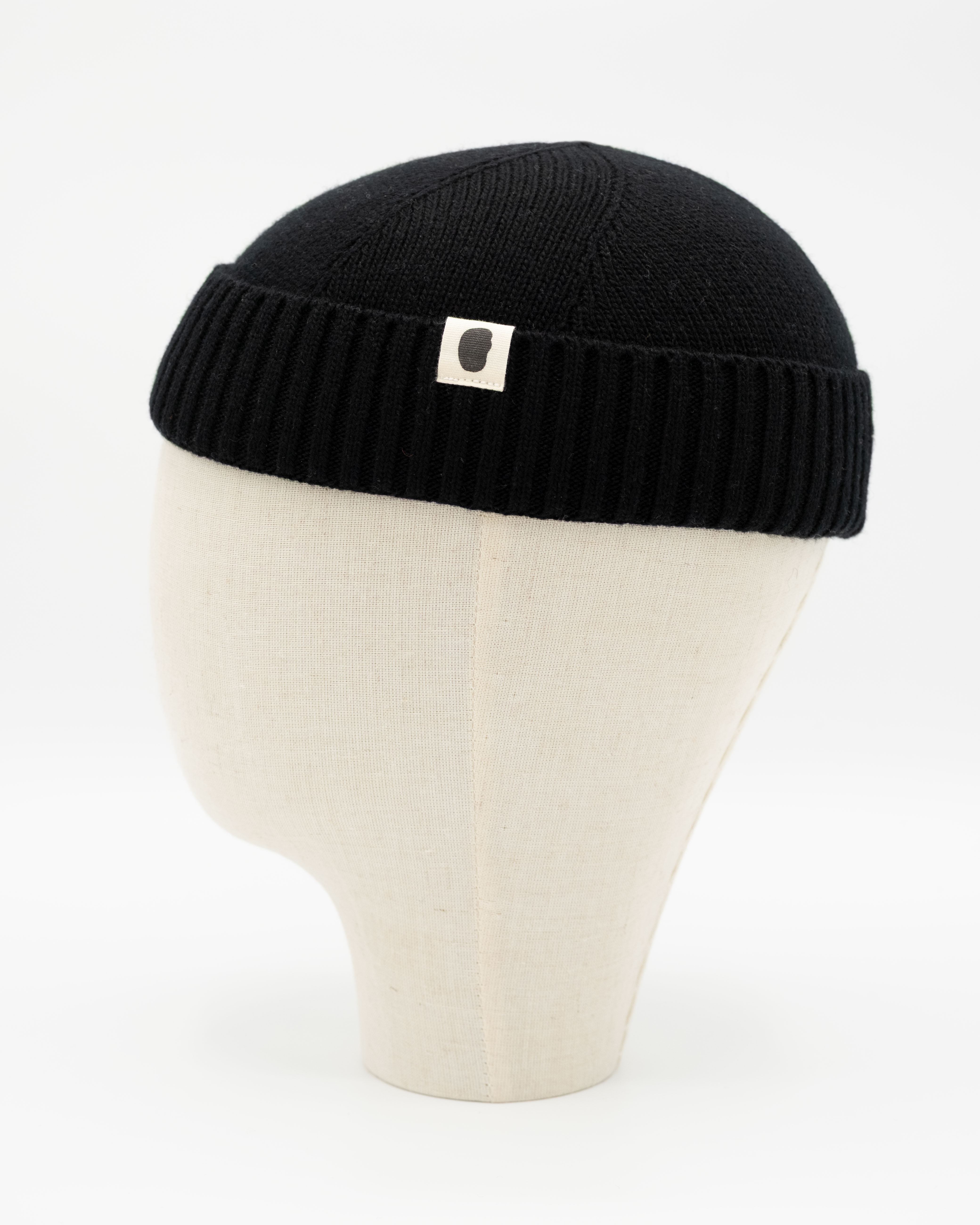 Schwarze Strickmütze (Docker Cap) mit Rippbund auf Mannequinkopf