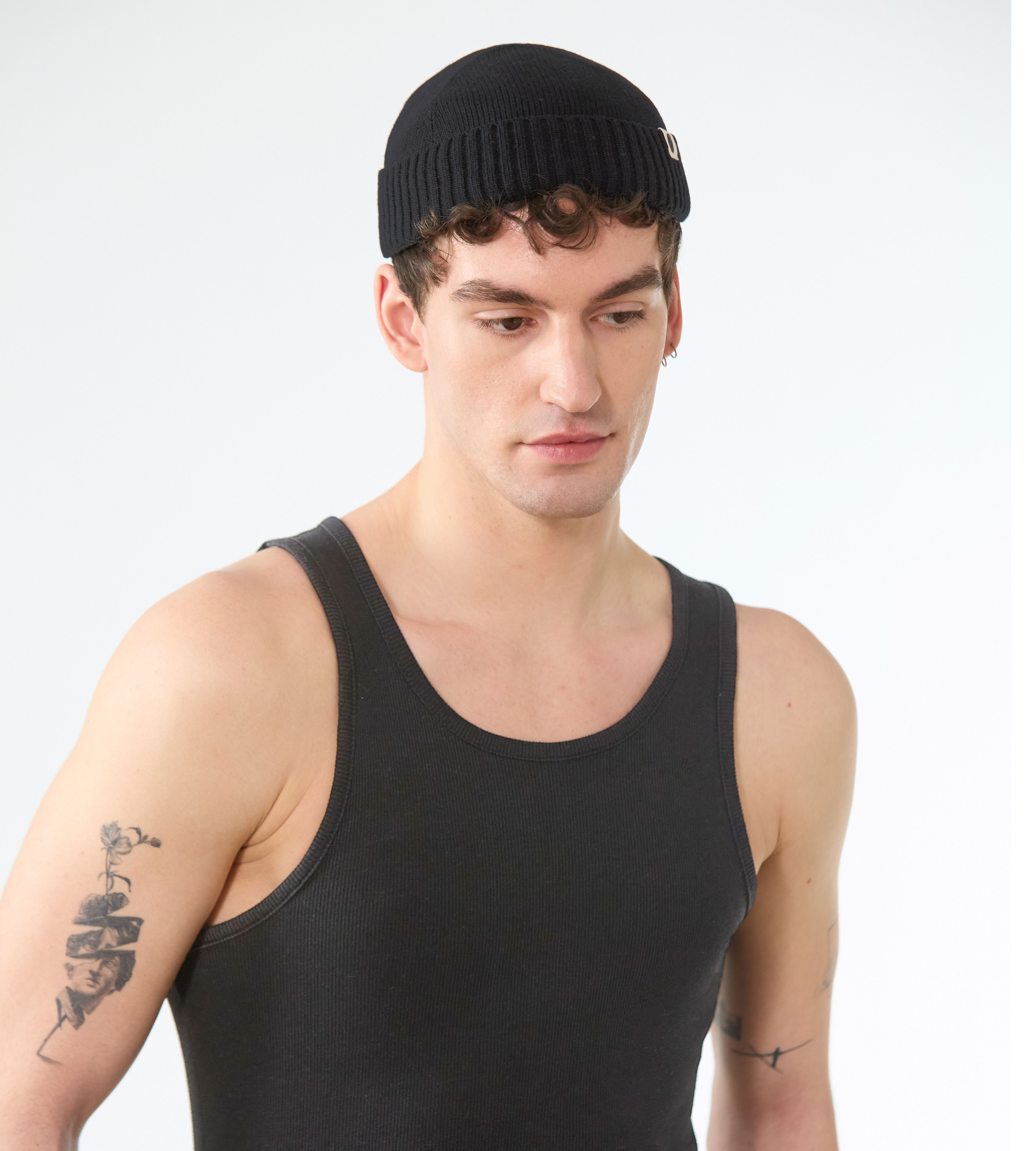 Schwarze gerippte Dockermütze aus Strickstoff mit kleinem Logo-Patch