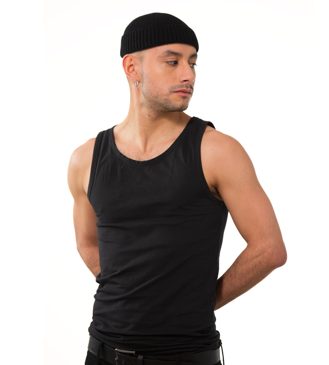 Mann in schwarzem Tanktop aus Baumwolle mit schwarzer Dockermütze