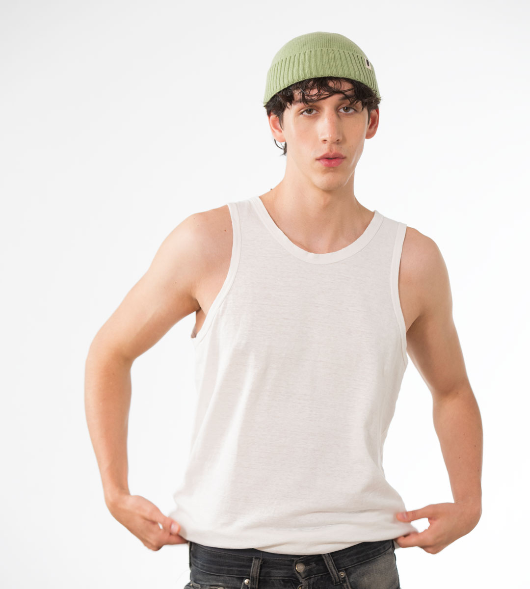 Grüne gerippte Kurzbeanie aus Strickstoff mit kleinem Logo-Patch