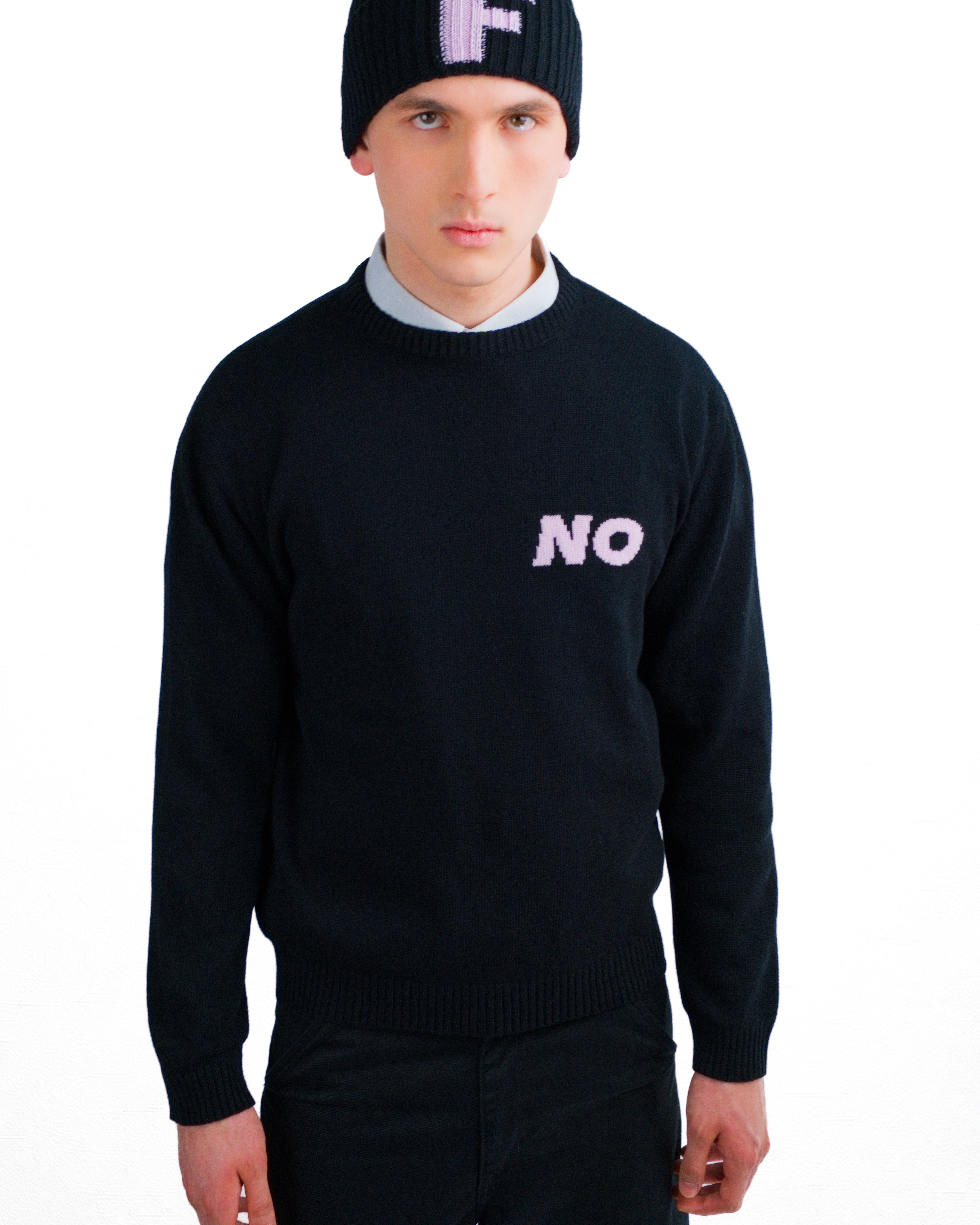 NO – Schwarzer Pullover mit hellpinkem Schriftzug