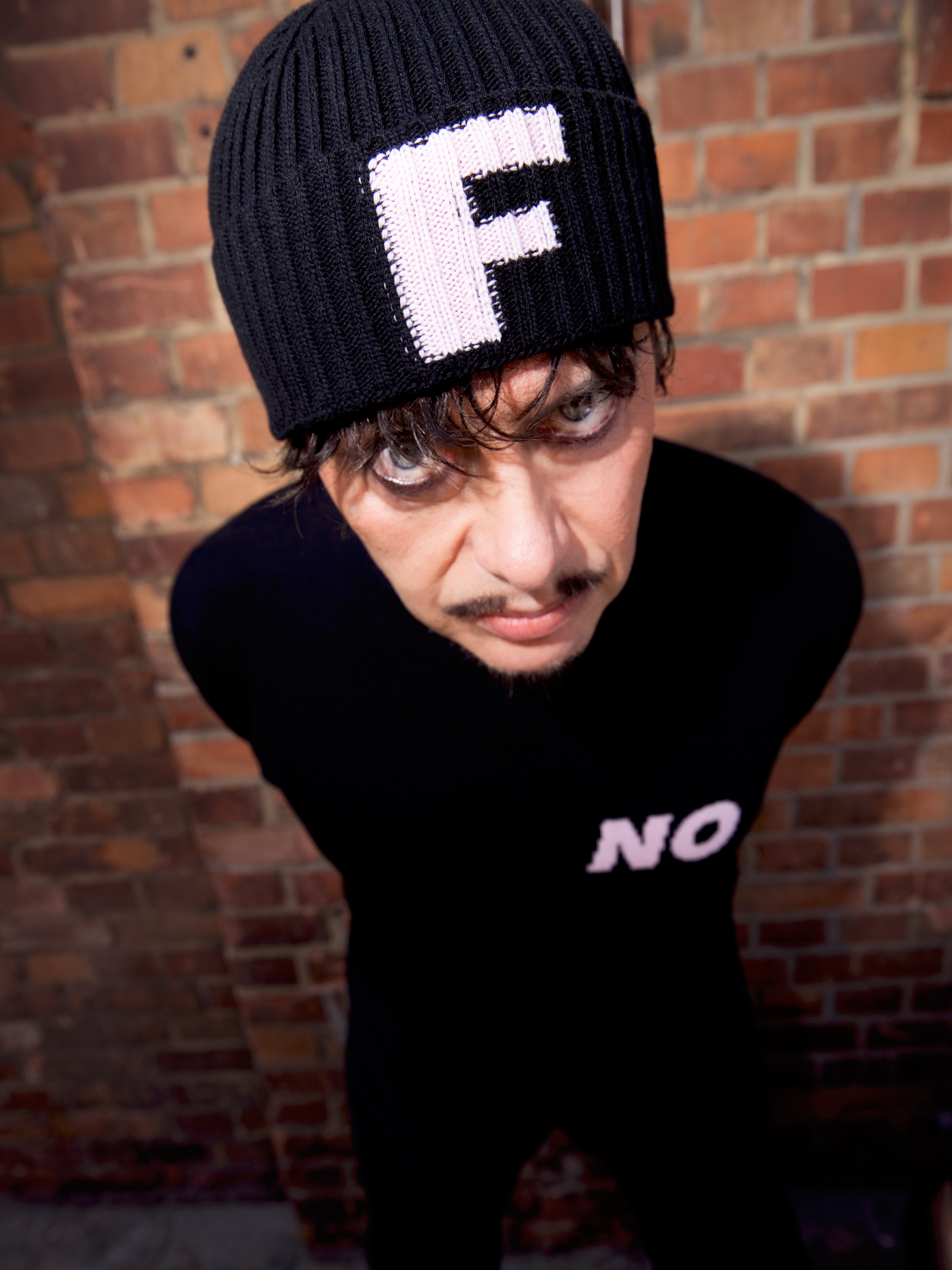 NO – Schwarzer Pullover mit hellpinkem Schriftzug
