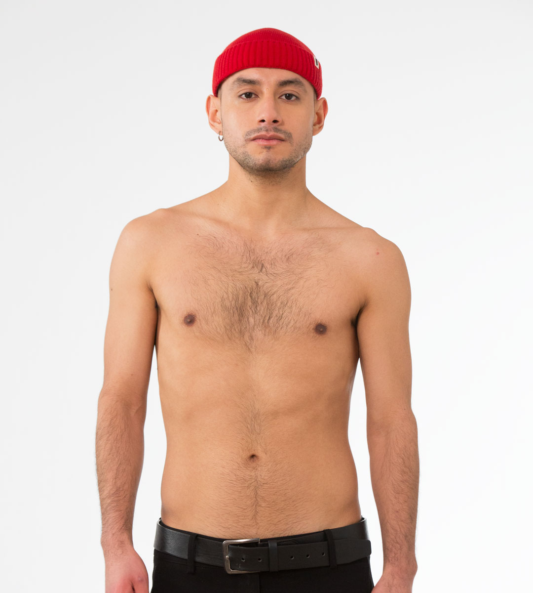 Rote gerippte Beanie-Mütze mit kleinem Logo auf weißem Hintergrund