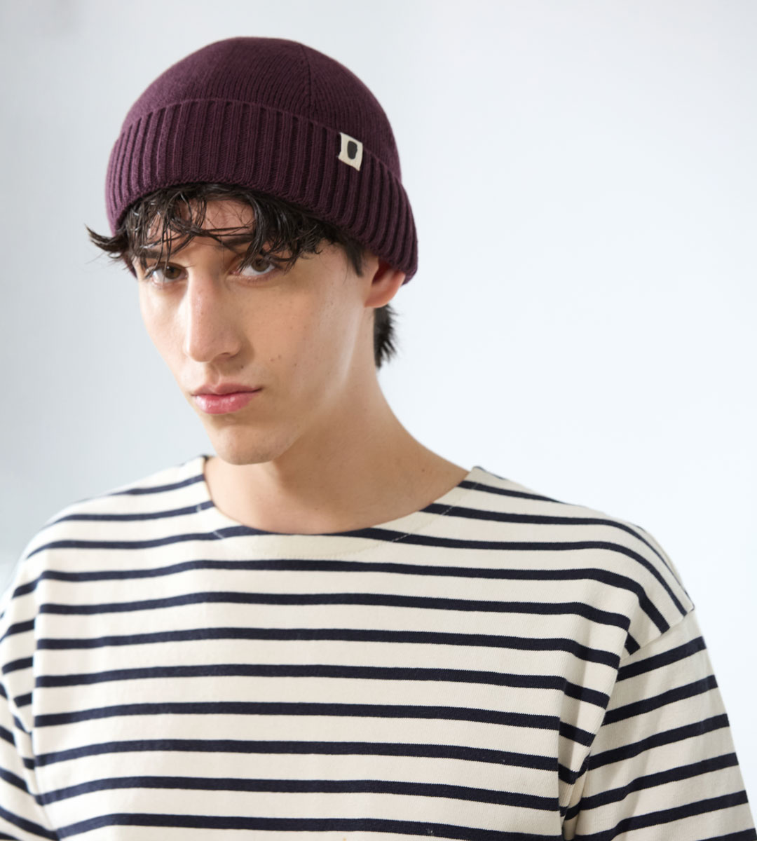 Burgunderrote gerippte Strickmütze mit kleinem Logo-Patch am Bund