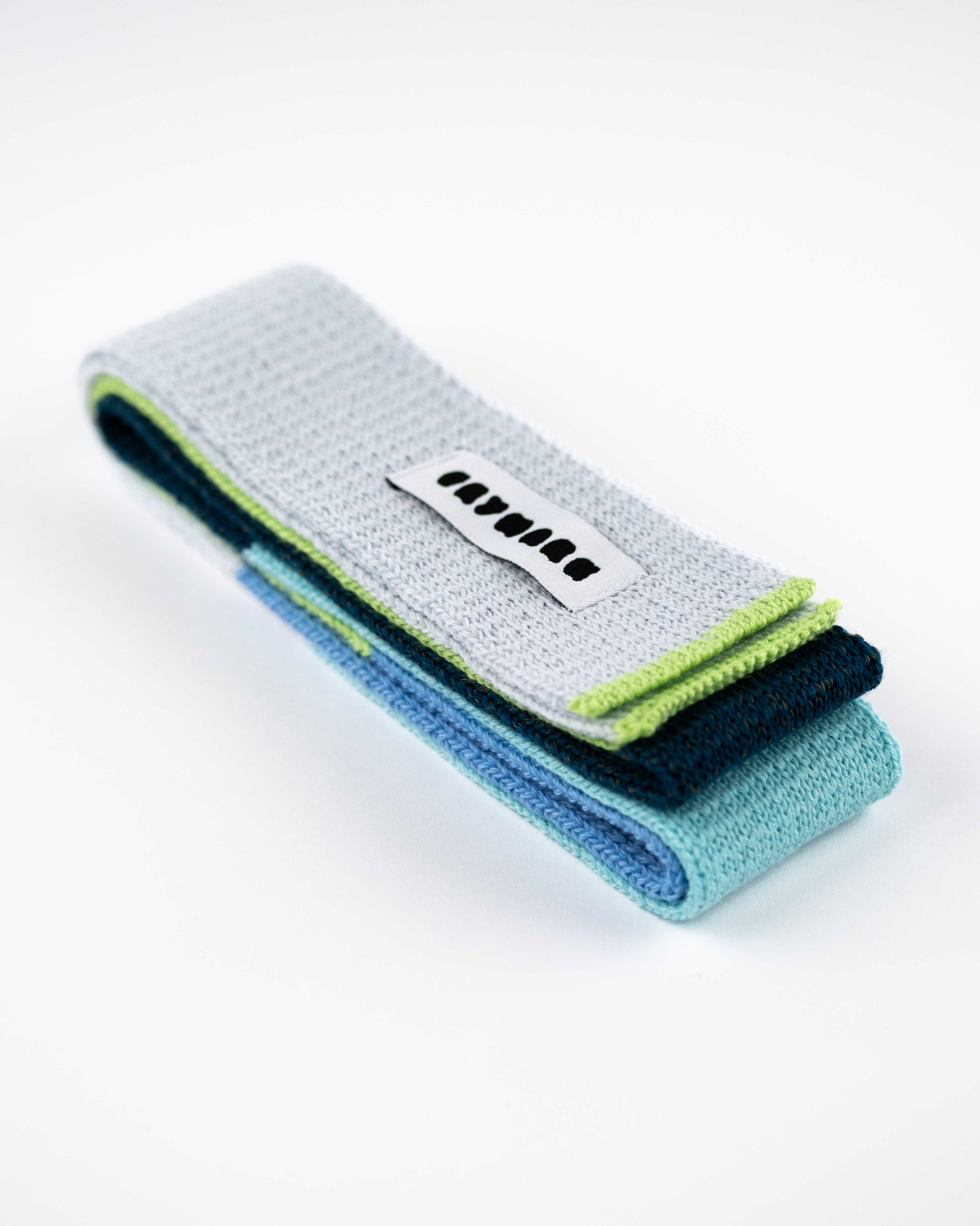 Drei gestrickte Fitness-Widerstandsbänder in Grau, Blau und Türkis mit Markenlogo