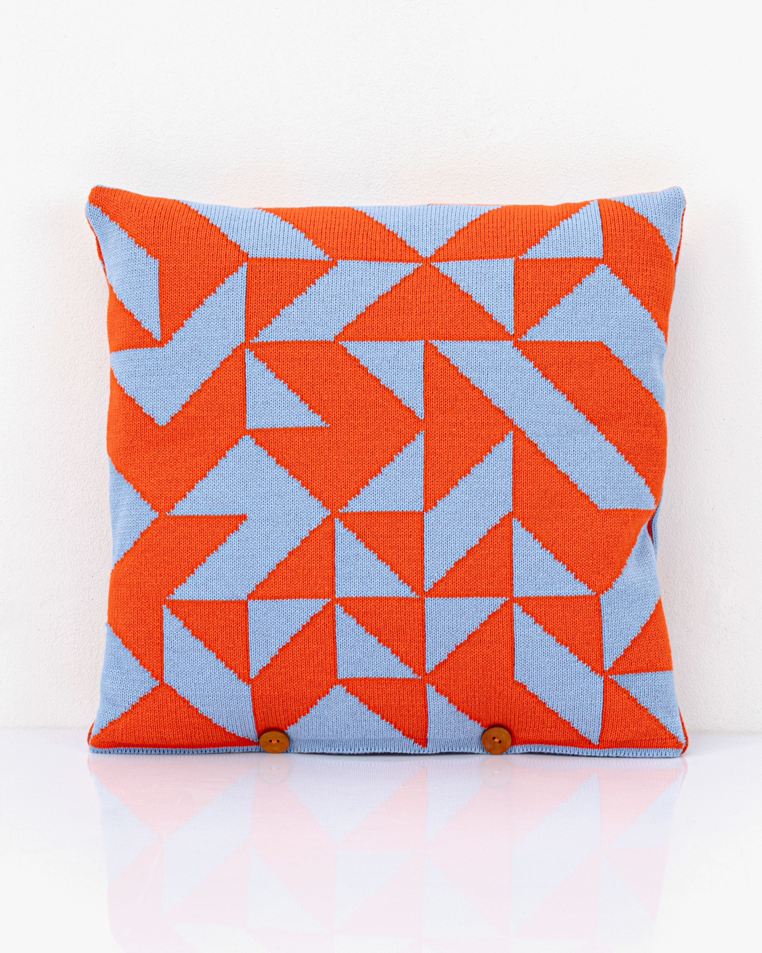 Anni – Strickkissen aus superfeiner Merinowolle mit Bauhaus inspiriertem Muster