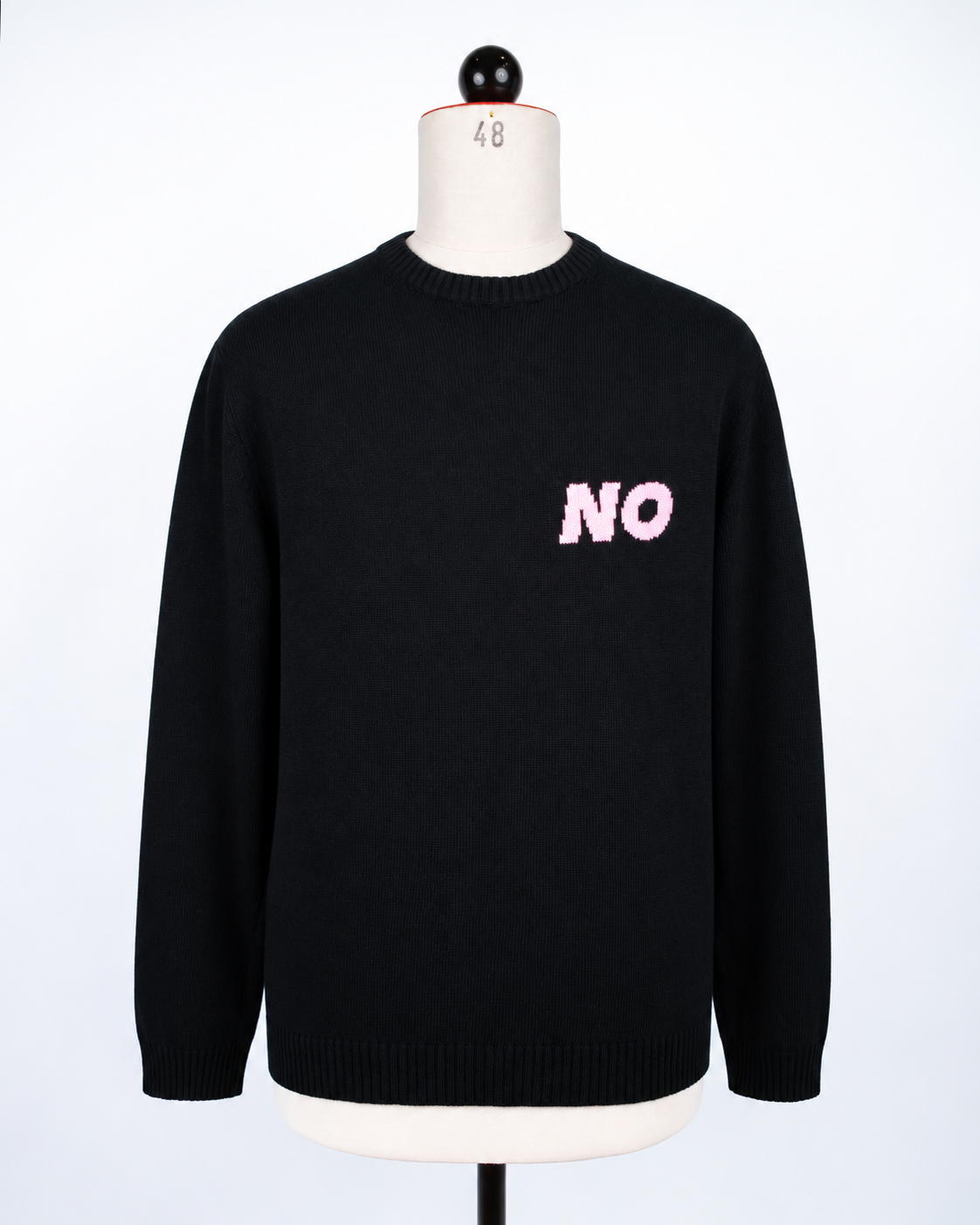 NO – Schwarzer Pullover mit hellpinkem Schriftzug