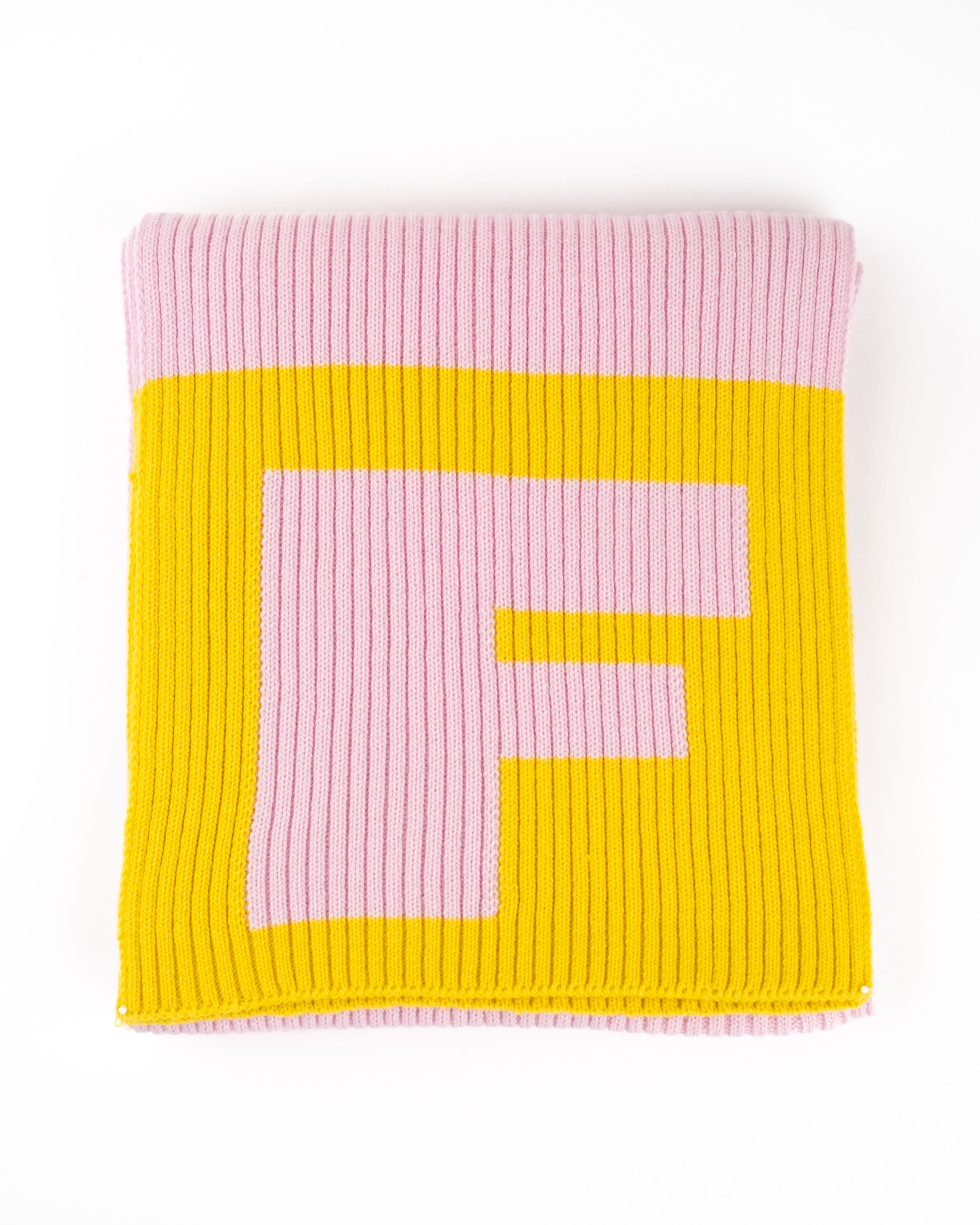 Typo-Schal aus kardierter Merinowolle in Rosa und Gelb