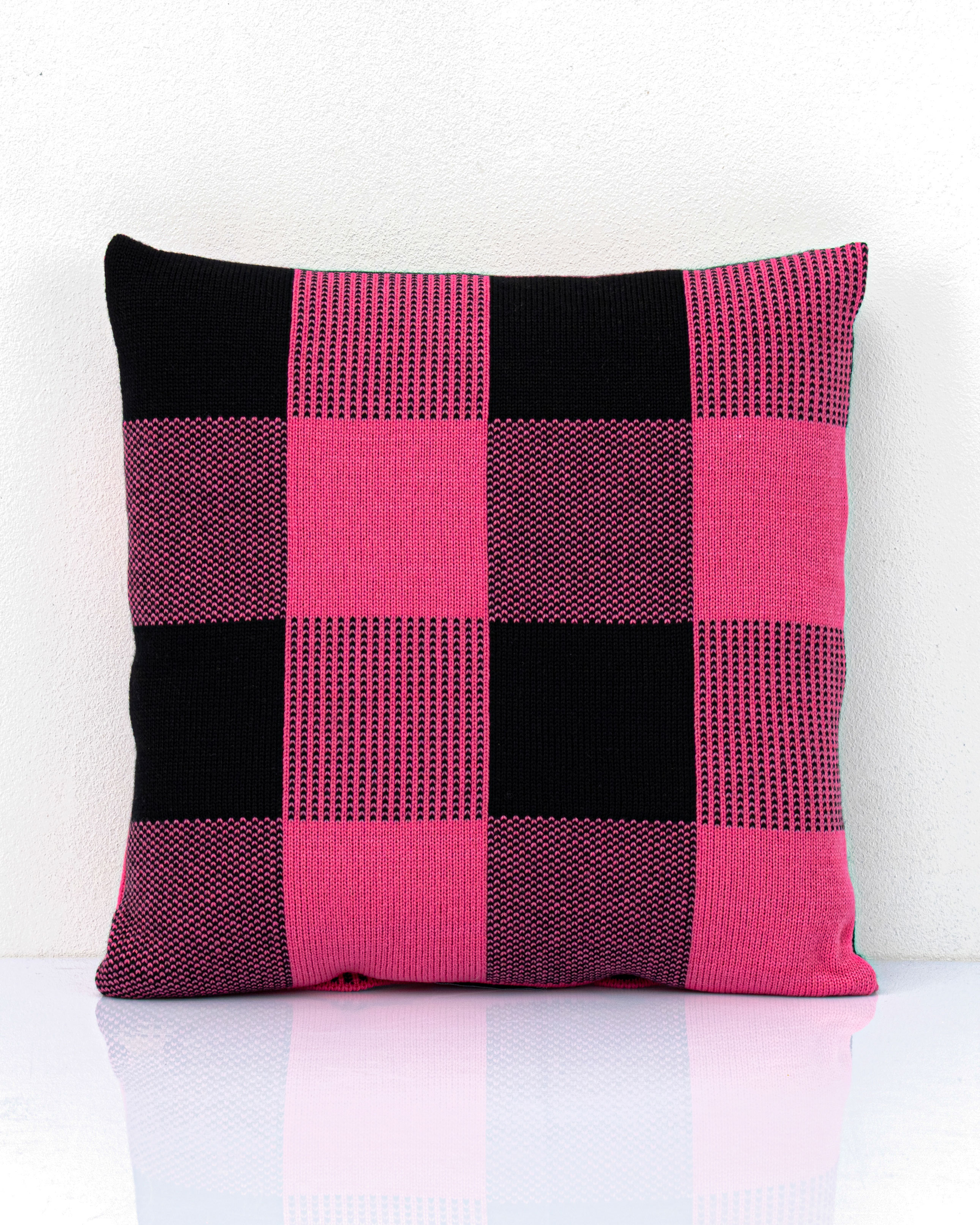 Tweedy – Strickkissen mit schottischem Touch aus italienischer Merinowolle Pink/Anthrazit