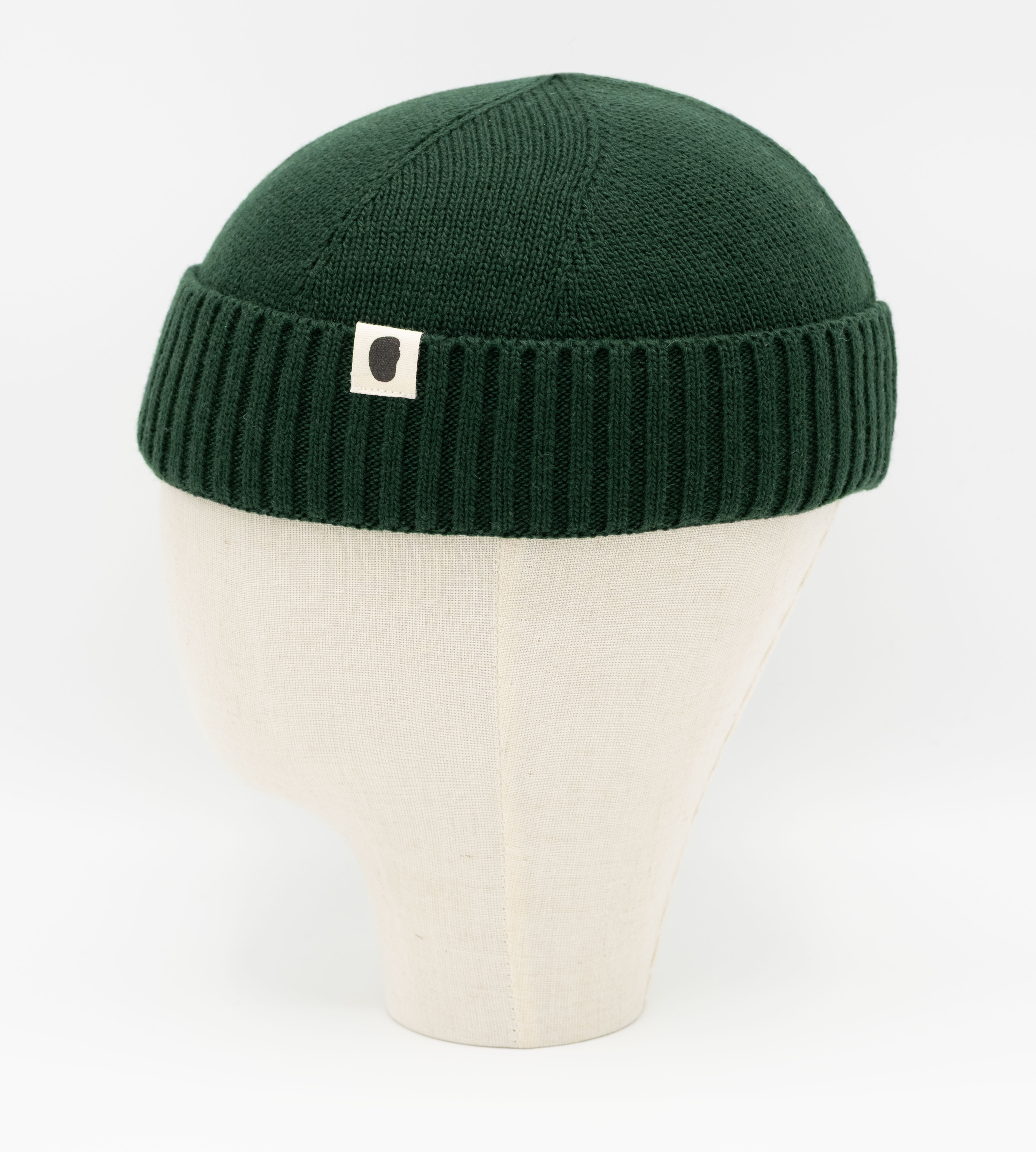 Dunkelgrüne Strickmütze (Beanie) mit Rippbund und Logo auf Kopfform