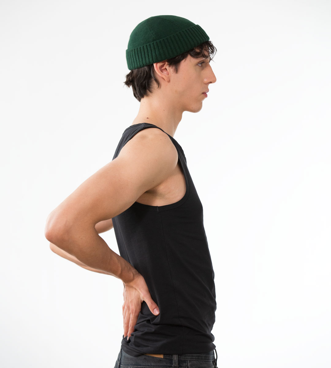 Dunkelgrüne gerippte Docker-Mütze aus Strick, getragen von einem Mann im Profil